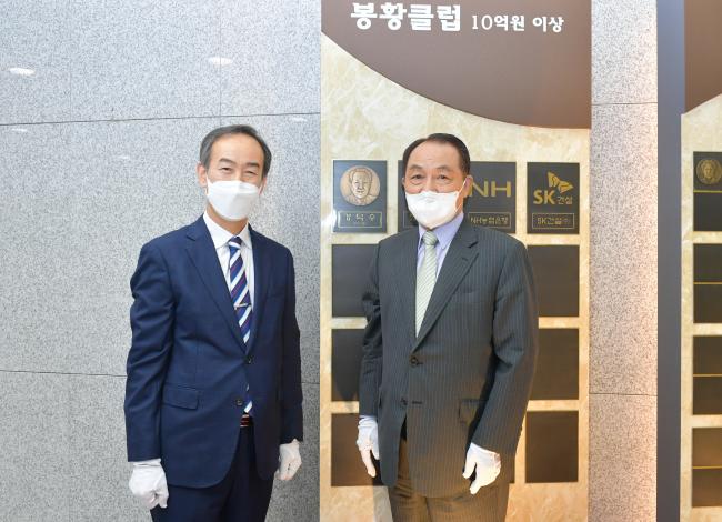 대학본부 명예의 전당에 강덕수 STX 전 회장 흉상명패 부착